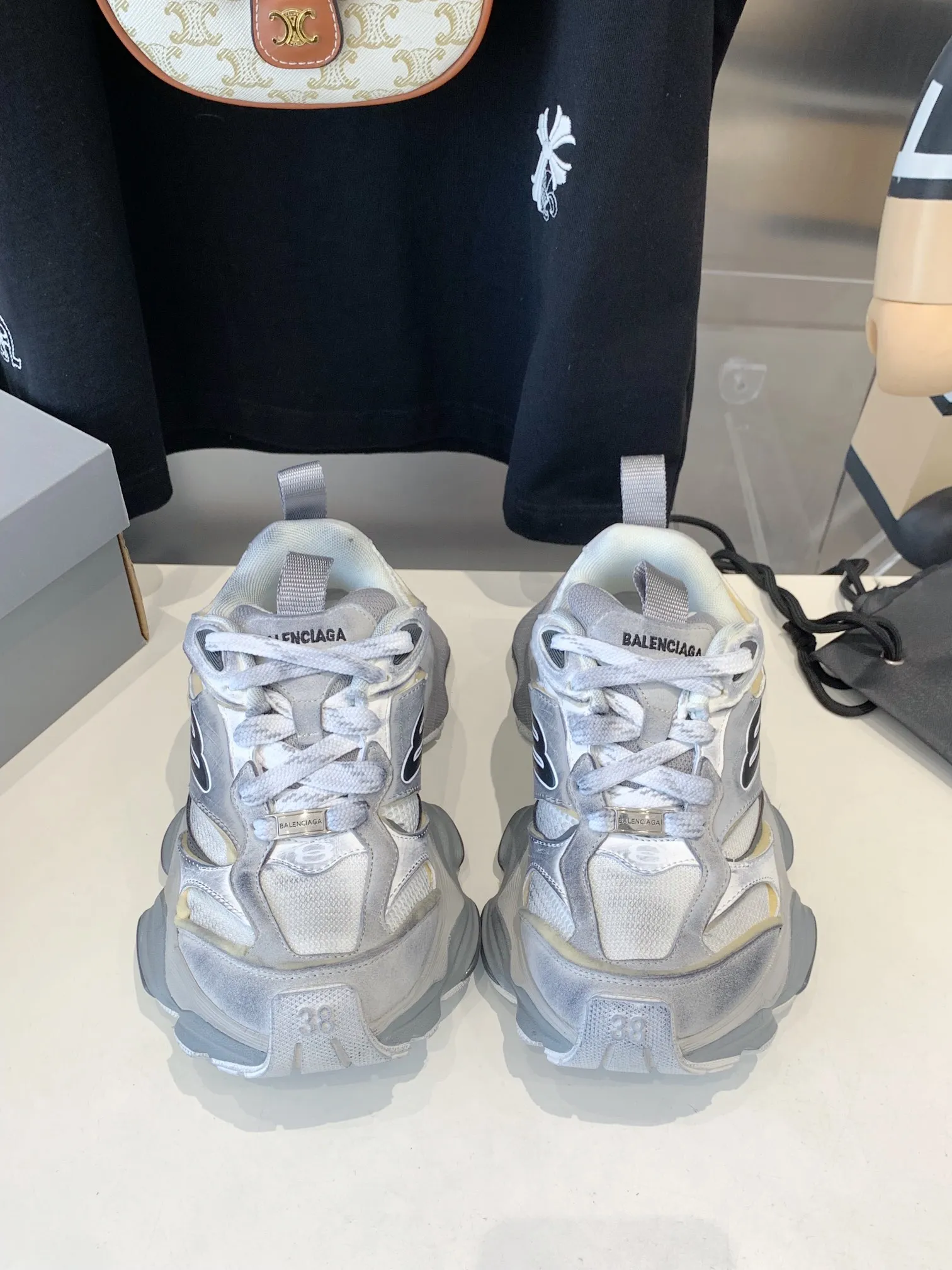 👟👟Ex-factory price 820👟👟 Paris 5XL correct version Balenciaga CARGO 23ss catwalk style 🔺 ℹ️The distressing process is done by hand. The degree of distress, scratch size and range of each shoe has a certain difference, which is normal. The upper is filled with high-density imported sponge, and the tongue is embroidered with Balenciaga words, as well as small engraving details. This plaque is developed by a separate mold, and there is 3M reflective material on the side. The three-dimensional logo and size mark on the heel, accessories dust bag and included shoelaces are upgraded and thickened shoe boxes. They are all made of original files and original lasts. CNC developed 1:1 proportion weight. Original EVA environmentally friendly deodorizing ring type insole. Newly developed 7-layer private mold. Combined anti-slip outsole. Information ℹ️ A large version design that has become more popular in recent years. This cargo is fatter than 3xl. It has a very good wrapping feel and is also very retro and fashionable. The sole is definitely very wear-resistant. Size: 35 -46